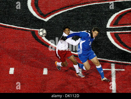 11. Januar 2011 - New Braunfels, Texas, USA - Hays und Canyon High School Varsity Fußballspieler konkurrieren auf Canyon des neu renovierten rot begrünt Fußball Feld auf Dienstag, 11. Januar 2011 in New Braunfels, Texas. Canyon Feld ist die zweite rote jemals installiert, auf dem Land und der erste für eine High School. Das rote Feld gehört zur Eastern Washington University. (Cred Stockfoto