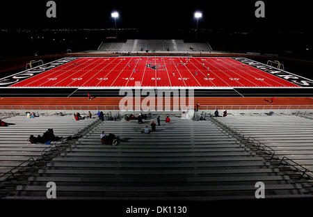 11. Januar 2011 - New Braunfels, Texas, USA - Hays und Canyon High School Varsity Fußballspieler konkurrieren auf Canyon des neu renovierten rot begrünt Fußball Feld auf Dienstag, 11. Januar 2011 in New Braunfels, Texas. Canyon Feld ist die zweite rote jemals installiert, auf dem Land und der erste für eine High School. Das rote Feld gehört zur Eastern Washington University. (Cred Stockfoto