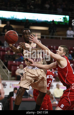 11. Januar 2011 - unterquert Chestnut Hill, Massachusetts, Vereinigte Staaten von Amerika - Boston College Eagles Guard Biko Paris (5) die Basketball den Korb.  Boston College Eagles besiegte North Carolina State 75 - 66. (Kredit-Bild: © Mark Box/Southcreek Global/ZUMAPRESS.com) Stockfoto