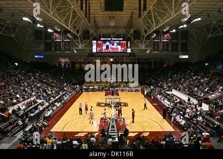 11. Januar 2011 - Chestnut Hill, Massachusetts, Vereinigte Staaten von Amerika - Start der zweiten Hälfte des Spiels zwischen NC State und Boston College auf dem Conte Forum in Chestnut Hill Massachusetts.  Boston College Eagles besiegte North Carolina State 75 - 66. (Kredit-Bild: © Mark Box/Southcreek Global/ZUMAPRESS.com) Stockfoto