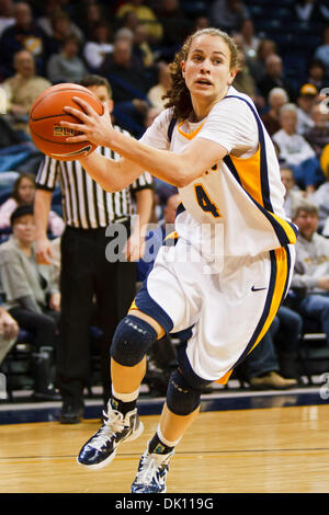 12. Januar 2011 - Toledo, Ohio, Vereinigte Staaten von Amerika - Toledo bewachen Naama Shafir (#4) während der Spielaktion.  Toledo Rockets besiegten die Northern Illinois Huskies 42-31 in Savage Arena in Toledo, Ohio. (Kredit-Bild: © Scott Grau/Southcreek Global/ZUMAPRESS.com) Stockfoto