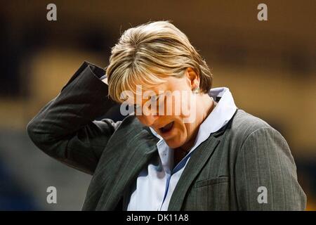 12. Januar 2011 - Toledo, Ohio, Vereinigte Staaten von Amerika - Toledo Head coach Tricia Cullop während der Spielaktion.  Toledo Rockets besiegten die Northern Illinois Huskies 42-31 in Savage Arena in Toledo, Ohio. (Kredit-Bild: © Scott Grau/Southcreek Global/ZUMAPRESS.com) Stockfoto