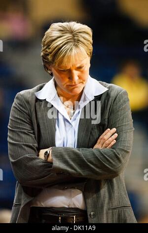 12. Januar 2011 - Toledo, Ohio, Vereinigte Staaten von Amerika - Toledo Head coach Tricia Cullop während der Spielaktion.  Toledo Rockets besiegten die Northern Illinois Huskies 42-31 in Savage Arena in Toledo, Ohio. (Kredit-Bild: © Scott Grau/Southcreek Global/ZUMAPRESS.com) Stockfoto