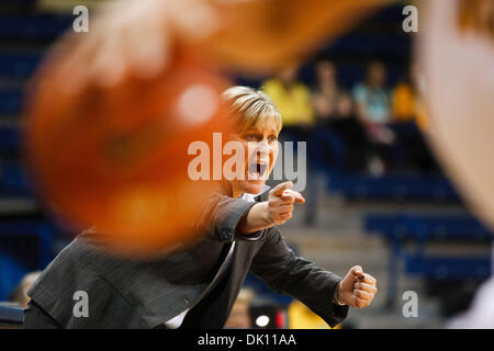 12. Januar 2011 - Toledo, Ohio, Vereinigte Staaten von Amerika - Toledo Head coach Tricia Cullop während der Spielaktion.  Toledo Rockets besiegten die Northern Illinois Huskies 42-31 in Savage Arena in Toledo, Ohio. (Kredit-Bild: © Scott Grau/Southcreek Global/ZUMAPRESS.com) Stockfoto