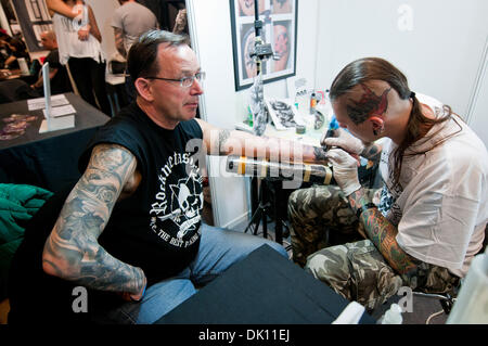 Warschau, Polen. 1. Dezember 2013. Tattoo Künstler arbeiten mit seinem Klienten während des zweiten Tages der Tattoo, Bodypainting und Pierceing zeigen - 1. Warschau Tattoo Convention 2013 in Pepsi Arena in Warschau, Polen-Credit: Kpzfoto/Alamy Live-Nachrichten Stockfoto