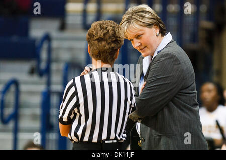 12. Januar 2011 - Toledo, Ohio, Vereinigte Staaten von Amerika - Toledo Head coach Tricia Cullop während der Spielaktion.  Toledo Rockets besiegten die Northern Illinois Huskies 42-31 in Savage Arena in Toledo, Ohio. (Kredit-Bild: © Scott Grau/Southcreek Global/ZUMAPRESS.com) Stockfoto