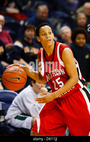 12. Januar 2011 - Toledo, Ohio, Vereinigte Staaten von Amerika - Northern Illinois Bianca Brown (#25) während der Spielaktion zu schützen.  Toledo Rockets besiegten die Northern Illinois Huskies 42-31 in Savage Arena in Toledo, Ohio. (Kredit-Bild: © Scott Grau/Southcreek Global/ZUMAPRESS.com) Stockfoto