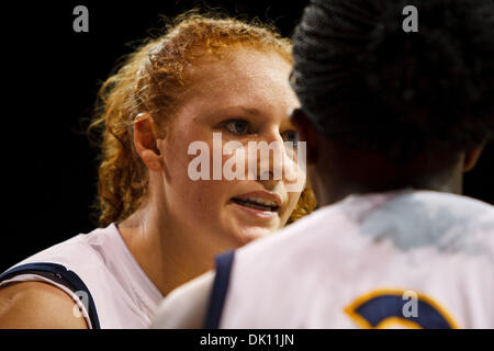 12. Januar 2011 - Toledo, Ohio, Vereinigte Staaten von Amerika - Toledo Zentrum Melissa Goodall (#32) während der Spielaktion.  Toledo Rockets besiegten die Northern Illinois Huskies 42-31 in Savage Arena in Toledo, Ohio. (Kredit-Bild: © Scott Grau/Southcreek Global/ZUMAPRESS.com) Stockfoto