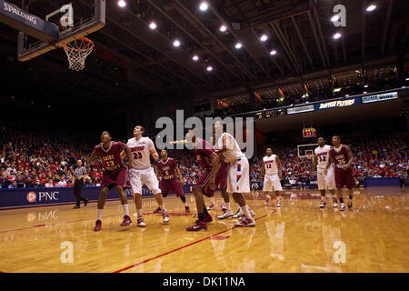 12. Januar 2011 - Dayton, Ohio, US - Spieler warten auf den Aufschwung in der ersten Hälfte des Spiels zwischen St. Joseph und Dayton in der UD-Arena, Dayton, Ohio.  Dayton besiegt St. Joseph 65-59. (Kredit-Bild: © Scott Stuart/Southcreek Global/ZUMAPRESS.com) Stockfoto