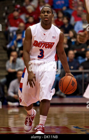 12. Januar 2011 - Dayton, Ohio, USA - Dayton Flyers Wache Juwan Staten (3) den Ball oben Gericht in der ersten Hälfte des Spiels zwischen bringt St. Joseph und Dayton in der UD-Arena, Dayton, Ohio.  Dayton besiegt St. Joseph 65-59. (Kredit-Bild: © Scott Stuart/Southcreek Global/ZUMAPRESS.com) Stockfoto