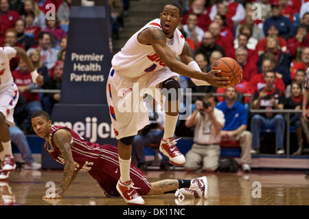 12. Januar 2011 - Dayton, Ohio, USA - Dayton Flyers weiterleiten Chris Johnson (4) nimmt eine lockere Kugel in der ersten Hälfte des Spiels zwischen St. Joseph und Dayton in der UD-Arena, Dayton, Ohio.  Dayton besiegt St. Joseph 65-59. (Kredit-Bild: © Scott Stuart/Southcreek Global/ZUMAPRESS.com) Stockfoto