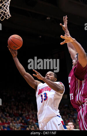 12. Januar 2011 - Dayton, Ohio, USA - Dayton Flyers weiterleiten Chris Wright (33) legt in einem Korb in der ersten Hälfte des Spiels zwischen St. Joseph und Dayton in der UD-Arena, Dayton, Ohio.  Dayton besiegt St. Joseph 65-59. (Kredit-Bild: © Scott Stuart/Southcreek Global/ZUMAPRESS.com) Stockfoto