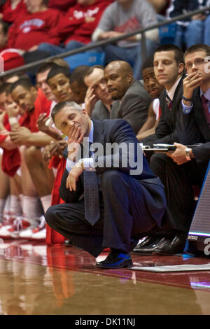 12. Januar 2011 - Dayton, Ohio, USA - Dayton Flyers Cheftrainer Brian Gregory seinen Unmut mit einem offiziellen Aufruf in der ersten Hälfte des Spiels zwischen zeigt St. Joseph und Dayton in der UD-Arena, Dayton, Ohio.  Dayton besiegt St. Joseph 65-59. (Kredit-Bild: © Scott Stuart/Southcreek Global/ZUMAPRESS.com) Stockfoto