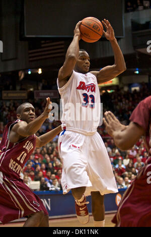 12. Januar 2011 - Dayton, Ohio, USA - Dayton Flyers weiterleiten Chris Wright (33) sieht für einen offenen Mann in der ersten Hälfte des Spiels zwischen St. Joseph und Dayton in der UD-Arena, Dayton, Ohio.  Dayton besiegt St. Joseph 65-59. (Kredit-Bild: © Scott Stuart/Southcreek Global/ZUMAPRESS.com) Stockfoto