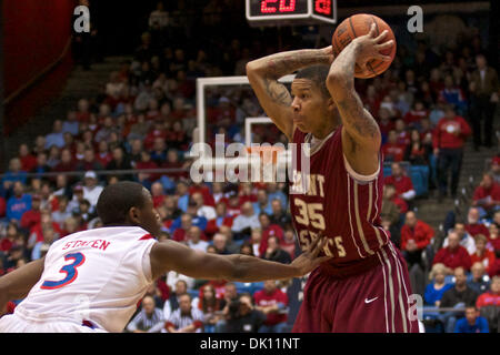 12. Januar 2011 - Dayton, Ohio, USA - Dayton Flyers bewachen Juwan Staten (3) wachen, die St.-Josephs Falken Carl Jones (35) in der zweiten Hälfte des Spiels zwischen bewachen St. Joseph und Dayton in der UD-Arena, Dayton, Ohio.  Dayton besiegt St. Joseph 65-59. (Kredit-Bild: © Scott Stuart/Southcreek Global/ZUMAPRESS.com) Stockfoto