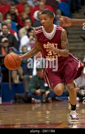 12. Januar 2011 - Dayton, Ohio, USA - St. Josephs Hawks Wache Carl Jones (35) bringt den Ball auf Hof in der zweiten Hälfte des Spiels zwischen St. Joseph und Dayton in der UD-Arena, Dayton, Ohio.  Dayton besiegt St. Joseph 65-59. (Kredit-Bild: © Scott Stuart/Southcreek Global/ZUMAPRESS.com) Stockfoto