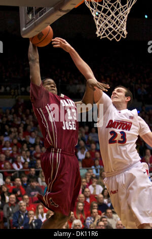 12. Januar 2011 - Dayton, Ohio, USA - Dayton Flyers weiterleiten Luke Fabrizius (23) Blöcke einen Schuss von St. Josephs Hawks vorwärts Ronald Roberts (13) in der zweiten Hälfte des Spiels zwischen St. Joseph und Dayton in der UD-Arena, Dayton, Ohio.  Dayton besiegt St. Joseph 65-59. (Kredit-Bild: © Scott Stuart/Southcreek Global/ZUMAPRESS.com) Stockfoto