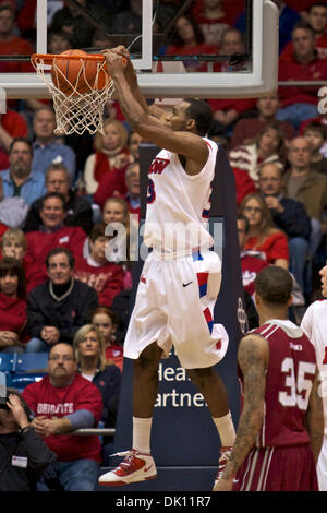 12. Januar 2011 - Dayton, Ohio, USA - Dayton Flyers vorwärts Chris Wright (33) ein Verbündeter Oop-Pass und Dunks in der zweiten Hälfte des Spiels zwischen nimmt St. Joseph und Dayton in der UD-Arena, Dayton, Ohio.  Dayton besiegt St. Joseph 65-59. (Kredit-Bild: © Scott Stuart/Southcreek Global/ZUMAPRESS.com) Stockfoto