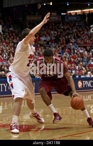 12. Januar 2011 - Dayton, Ohio, USA - St. Josephs Hawks vorwärts Ronald Roberts (13) auf Dayton Flyers treibt Luke Fabrizius (23) in der zweiten Hälfte des Spiels zwischen St. Joseph und Dayton in der UD-Arena, Dayton, Ohio.  Dayton besiegt St. Joseph 65-59. (Kredit-Bild: © Scott Stuart/Southcreek Global/ZUMAPRESS.com) Stockfoto