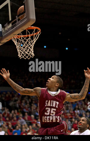 12. Januar 2011 - Dayton, Ohio, USA - St. Josephs Hawks Wache Carl Jones (35) legt sich ein Schuss in der zweiten Hälfte des Spiels zwischen St. Joseph und Dayton in der UD-Arena, Dayton, Ohio.  Dayton besiegt St. Joseph 65-59. (Kredit-Bild: © Scott Stuart/Southcreek Global/ZUMAPRESS.com) Stockfoto