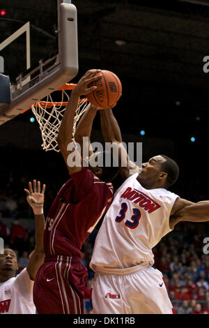 12. Januar 2011 - Dayton, Ohio, USA - Dayton Flyers weiterleiten Chris Wright (33) blockiert die Aufnahme des St. Josephs Hawks C.J. Aiken (1) in der zweiten Hälfte des Spiels zwischen weiterleiten St. Joseph und Dayton in der UD-Arena, Dayton, Ohio.  Dayton besiegt St. Joseph 65-59. (Kredit-Bild: © Scott Stuart/Southcreek Global/ZUMAPRESS.com) Stockfoto