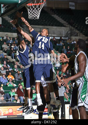 13. Januar 2011 - Denton, Texas, Vereinigte Staaten von Amerika - Florida International University Panthers bewachen Alex Legion (34) und Florida International University Panthers Wache DeJuan Wright (14) gehen für eine Erholung in der NCAA Basketball-Spiel zwischen der Florida International University Panthers und der University of North Texas bedeutet grün an der North Texas Coliseum, die Super Pit, Stockfoto