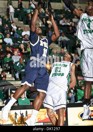 13. Januar 2011 - Denton, Texas, Vereinigte Staaten von Amerika - Florida International University Panthers Wache Marvin Roberts (11) gilt für einen Rebound und klopft North Texas bedeuten Green guard Shannon Shorter (21) nach unten in der NCAA Basketball-Spiel zwischen der Florida International University Panthers und der University of North Texas meine Green an der North Texas Coliseum, die Super Pit in Stockfoto