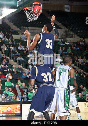 13. Januar 2011 - Denton, Texas, Vereinigte Staaten von Amerika - Florida International University Panthers nach vorn Dominique Ferguson (33) einen Korb bekommt, während Florida International University Panthers Jeremy Allen (32) bewachen blockt North Texas bedeuten Green Guard Dominique Johnson (1) in der NCAA Basketball-Spiel zwischen der Florida International University Panthers und der Universität Stockfoto