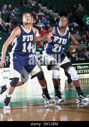 13. Januar 2011 - Denton, Texas, Vereinigte Staaten von Amerika - Florida International University Panthers Guard/Forward Rakia Rodgers (14) und Florida International University Panthers vorwärts Timeyin Oritsesan (21) machen Sie sich bereit für eine Erholung in der NCAA Womens Basketball-Spiel zwischen der Florida International University Panthers und der University of North Texas bedeutet grün bei Nord-Tex Stockfoto