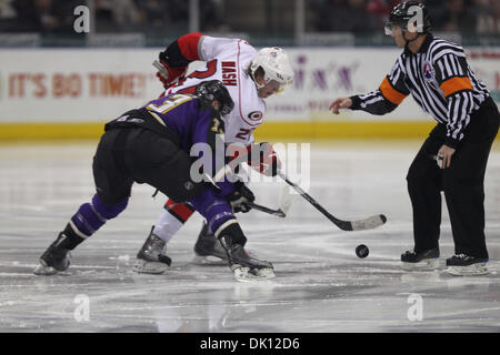 13. Januar 2011 - Charlotte, North Carolina, Vereinigte Staaten von Amerika - Charlotte Checkers center Riley Nash (20) während ein Gesicht aus mit Manchester Monarchs John RW Zeiler (13). Manchester gewinnt 6: 4 über Charlotte. (Kredit-Bild: © Jim Dedmon/Southcreek Global/ZUMAPRESS.com) Stockfoto