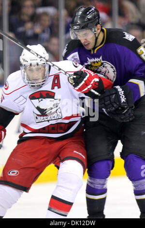 13. Januar 2011 - Charlotte, North Carolina, Vereinigte Staaten von Amerika - Charlotte Checkers rechten Flügel Drayson Bowman (27) kämpfen um die Kontrolle mit Manchester Monarchs Dwight LW König (21). Manchester gewinnt 6: 4 über Charlotte. (Kredit-Bild: © Jim Dedmon/Southcreek Global/ZUMAPRESS.com) Stockfoto