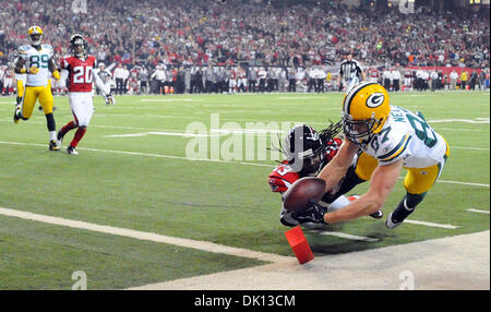 15. Januar 2011 - Atlanta, Georgia, USA - Green Bay Packers Wide Receiver JORDY NELSON (R) punktet ein Touchdown gegen die Atlanta Falcons Cornerback DUNTA ROBINSON (L) im zweiten Quartal ihre NFC divisional Playoff-Spiel im Georgia Dome. Die Packers schlagen die Falcons, 48-21. (Kredit-Bild: © Erik Lesser/ZUMAPRESS.com) Stockfoto