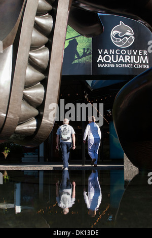 Zwei Personen, reflektiert in einem Pool am Eingang betreten das Vancouver Aquarium Marine Science Centre Stockfoto