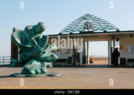 Der Eingang zum Deal Pier Kent mit Sculpturee von John Buck genannt umarmen das Meer Stockfoto