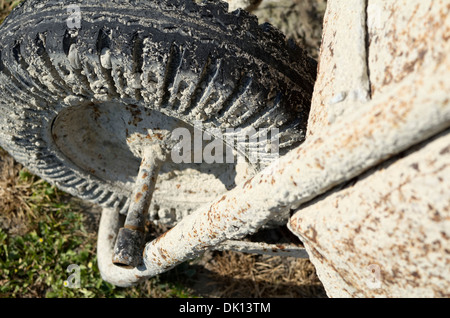 Schlammigen schmutzig Rusty stützte Metall Schubkarre von oben Nahaufnahme Stockfoto