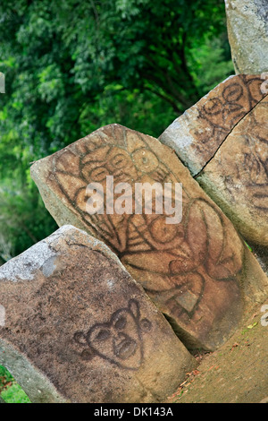 Steinen geschnitzt mit Petroglyphen (ca. 1270s), Caguana Indian Zeremoniell Park, Utuado, Puerto Rico Stockfoto