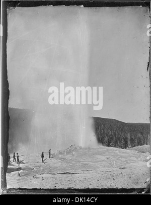 Old Faithful, einer der berühmtesten Geysire von Yellowstone, bricht regelmäßig aus und schießt heißes Wasser hoch in die Luft. Es ist eine der Hauptattraktionen im Park und zieht Besucher aus der ganzen Welt an. Stockfoto