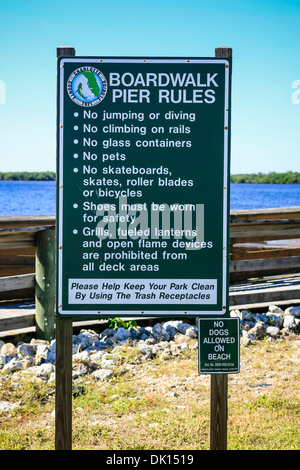 Port Charlotte Beach Park Florida Boardwalk Pier Regeln beachten Stockfoto