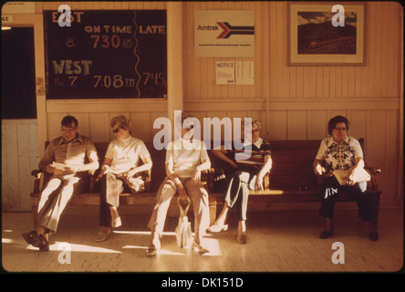 PASSAGIERE, DIE IN DER STATION IN EAST GLACIER PARK MONTANA, WARTEN AUF DEN ZUG, DER SIE NACH SEATTLE ZU NEHMEN... 556103 Stockfoto