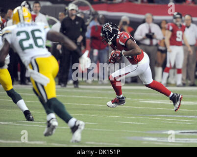 15. Januar 2011 - Atlanta, GEORGIA, USA - Atlanta Falcons Wide Receiver läuft Roddy White (L) mit einem Empfang gegen die Green Bay Packers im ersten Halbjahr ihre NFL American Football NFC divisional Playoff-Spiel im Georgia Dome in Atlanta, Georgia, USA, 15. Januar 2011. (Kredit-Bild: © Erik Lesser/ZUMAPRESS.com) Stockfoto