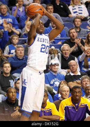 15. Januar 2011 - Lexington, Kentucky, USA - Kentucky Wildcats bewachen Doron Lamb (20) stellen wie Kentucky LSU auf Samstag, 15. Januar 2011 in Lexington, Kentucky Foto von Mark Cornelison spielte in zwei seiner 10 Punkte | Personal. (Kredit-Bild: © Lexington Herald-Leader/ZUMAPRESS.com) Stockfoto