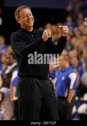 15. Januar 2011 - Lexington, Kentucky, USA - UK Great Kevin Grevey anerkannt die Masse, wie er als Kentucky LSU 82-44 auf Samstag, 15. Januar 2011 in Lexington, Kentucky Foto besiegte eingeführt wurde, durch Mark Cornelison | Personal. (Kredit-Bild: © Lexington Herald-Leader/ZUMAPRESS.com) Stockfoto