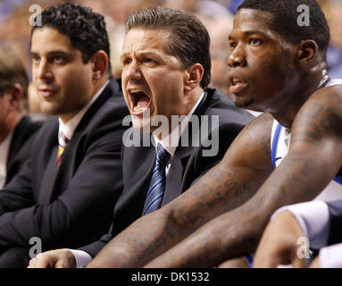 15. Januar 2011 - Lexington, Kentucky, USA - Kentucky-Coach John Calipari schrie ein Spiel, um sein Team als Kentucky LSU 82-44 auf Samstag, 15. Januar 2011 in Lexington, Kentucky Foto von Mark Cornelison besiegte | Personal. (Kredit-Bild: © Lexington Herald-Leader/ZUMAPRESS.com) Stockfoto