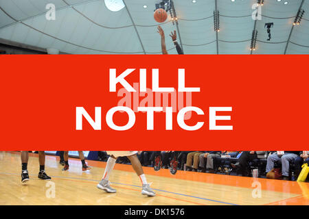 15. Januar 2011 startet - Syracuse, New York, Vereinigte Staaten von Amerika - Cincinnati Bearcats Guard Larry Davis (11) die long-Range-drei Punkt über Syracuse Orange Garde Scoop Jardine (11) erschossen. Syrakus führt Cincinnati 35-31 bei der Hälfte bei der Carrier Dome in Syracuse, New York. (Kredit-Bild: © Michael Johnson/Southcreek Global/ZUMAPRESS.com) Stockfoto