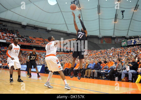 15. Januar 2011 startet - Syracuse, New York, Vereinigte Staaten von Amerika - Cincinnati Bearcats Guard Larry Davis (11) die long-Range-drei Punkt über Syracuse Orange Garde Scoop Jardine (11) erschossen. Syrakus führt Cincinnati 35-31 bei der Hälfte bei der Carrier Dome in Syracuse, New York. (Kredit-Bild: © Michael Johnson/Southcreek Global/ZUMAPRESS.com) Stockfoto