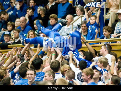 15. Januar 2011 - bekommt steht Durham, North Carolina, USA - The Duke Blue Devil herumgereicht, wie Fans bis gefeuert. Herzog schlägt Virginia 76-60 bei Cameron Indoor Stadium (Credit-Bild: © Mark Abbott/Southcreek Global/ZUMAPRESS.com) Stockfoto