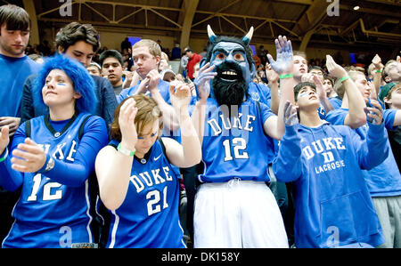 15. Januar 2011 - Durham, North Carolina, USA - Herzog-Fans bereit für Match-up mit Virginia. Herzog schlägt Virginia 76-60 bei Cameron Indoor Stadium (Credit-Bild: © Mark Abbott/Southcreek Global/ZUMAPRESS.com) Stockfoto