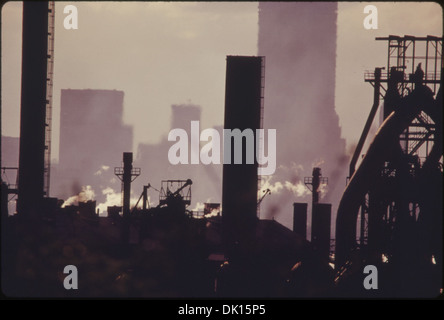 Ein Blick auf die Innenstadt von Pittsburgh, Pennsylvania, eingerahmt von einem Jones und Laughlin Gebäude, mit Dunst, der eine nebelige Atmosphäre über den Gebäuden schafft. Stockfoto