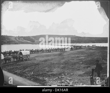 Über den Rappahannock River in Virginia ist eine Pontonbrücke mit einer Kavallerie-Säule zu sehen. Diese Szene ist eine Darstellung der Militärlogistik aus der Zeit des Bürgerkriegs und der Truppenbewegungen über Flüsse mit temporären Brücken. Stockfoto