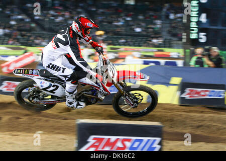 15. Januar 2011 - Phoeniz, Arizona, USA - Chad Reed (22) Explosionen durch den Sand Teil der Samstagabend Supercross im Chase Field. (Kredit-Bild: © Dean Henthorn/Southcreek Global/ZUMAPRESS.com) Stockfoto